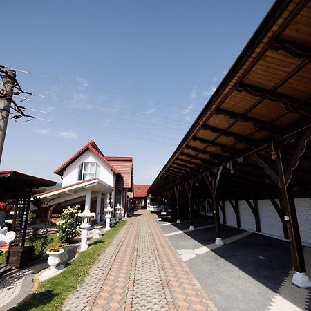 Vila Adr Petresti Luaran gambar