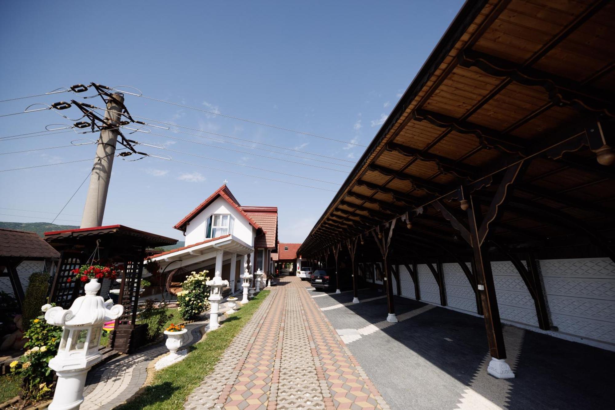 Vila Adr Petresti Luaran gambar