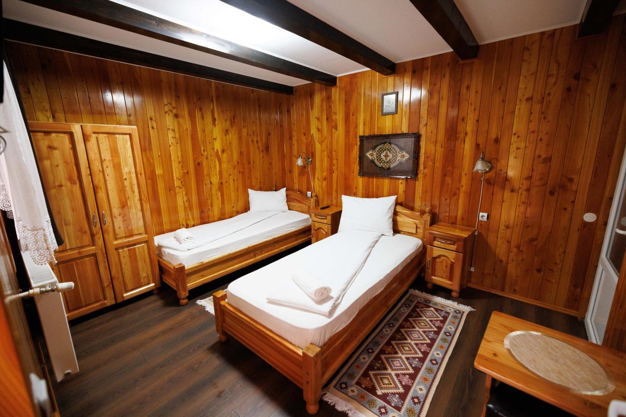 Vila Adr Petresti Luaran gambar