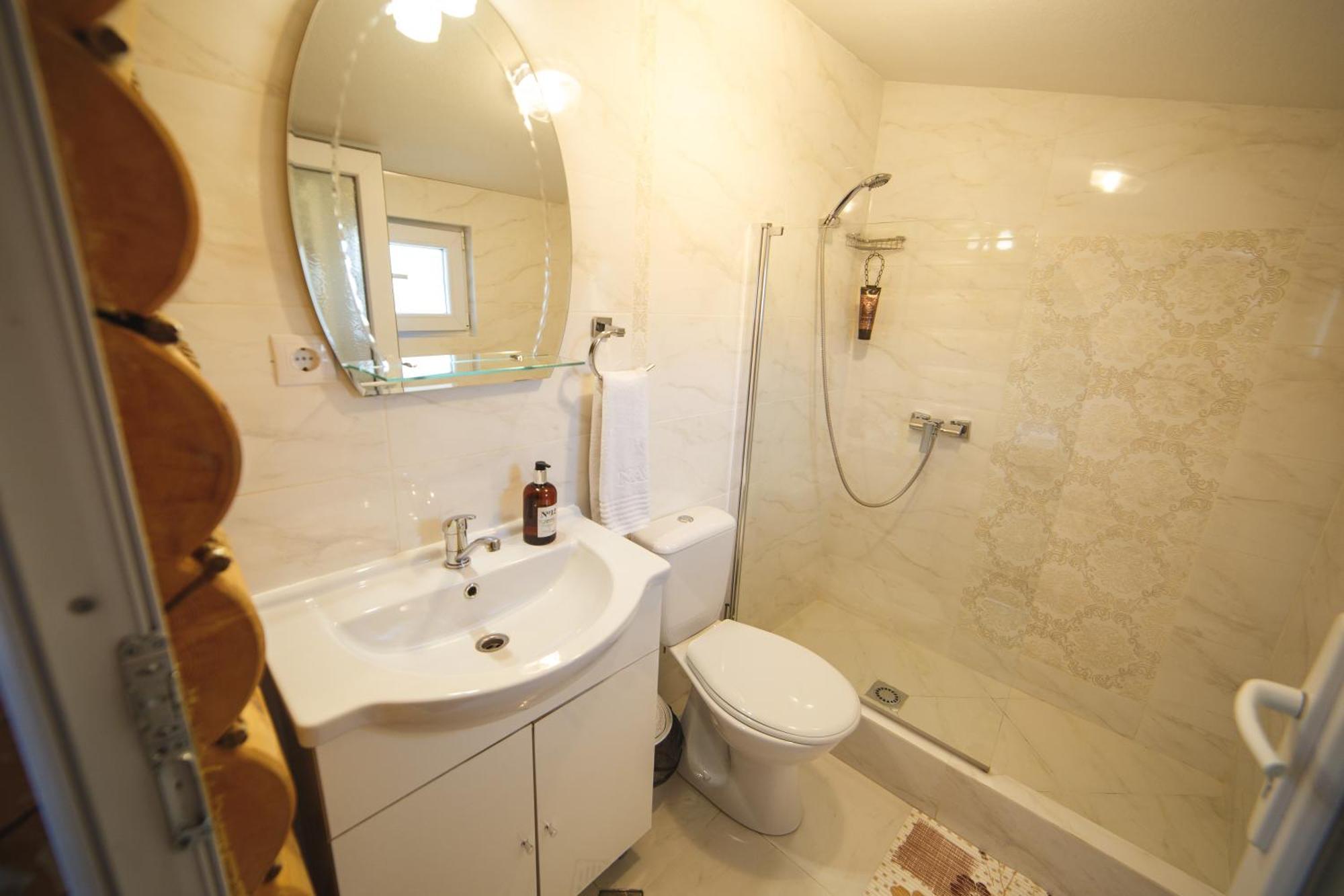 Vila Adr Petresti Luaran gambar